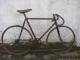 Antigua bicicleta de madera