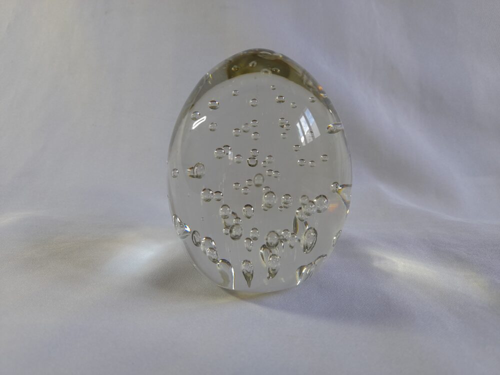 Pisapapel en vidrio con forma oval y burbujas
