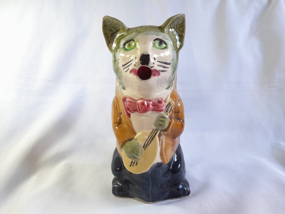 Jarra de mayolica Orchies, Gato con mandolina.