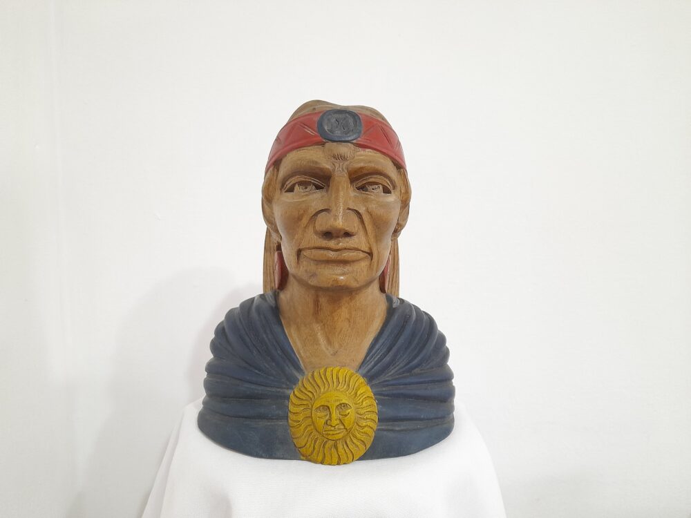 Busto de aborigen tallada en madera policromada