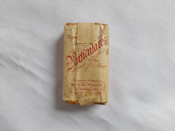 Antiguo paquete de cigarrillos Particulares, cerrado