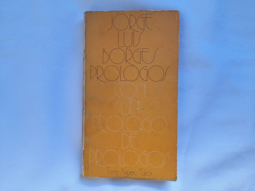 Libro Prologos con un prologo de prologos, Jorge Luis Borges, firmado por el autor.
