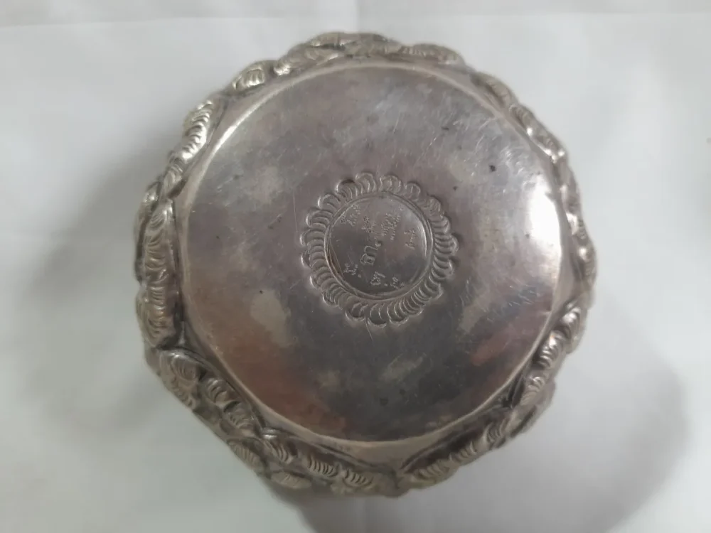 Antiguo Cuenco Oriental De Plata, Repujado - Image 2
