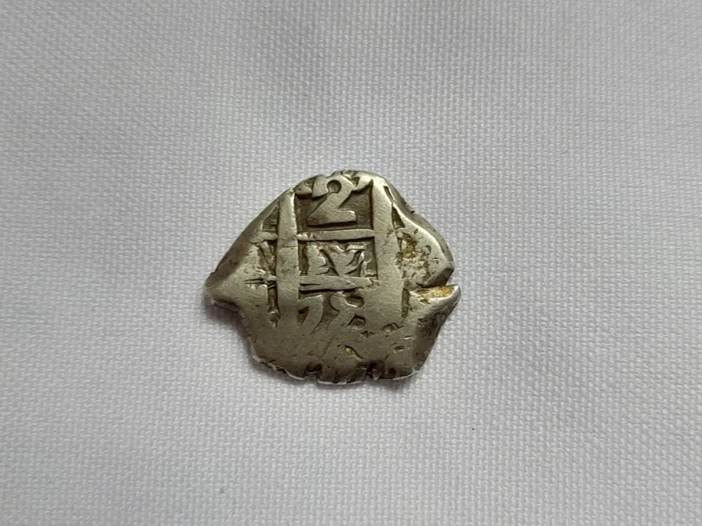 Antigua moneda macuquina de plata de 2 reales