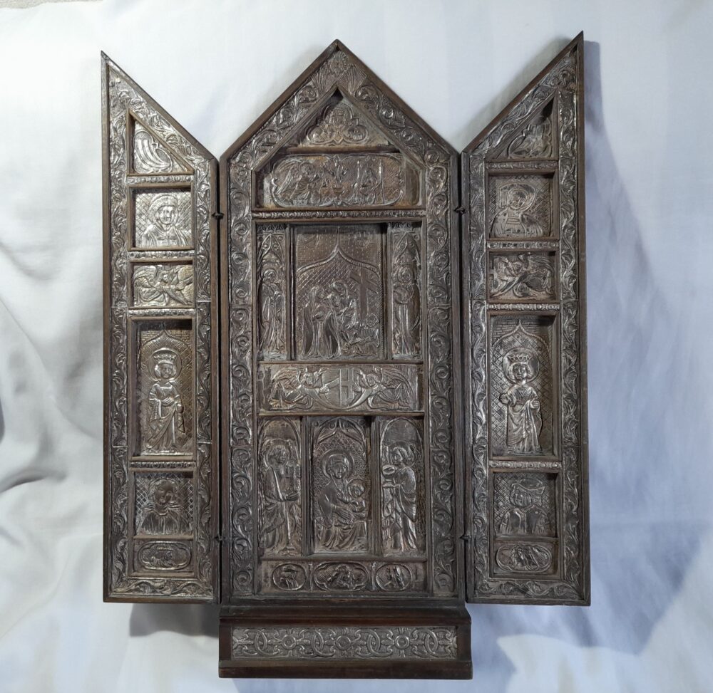 Antiguo tríptico religioso en madera y lamina de plata repujada