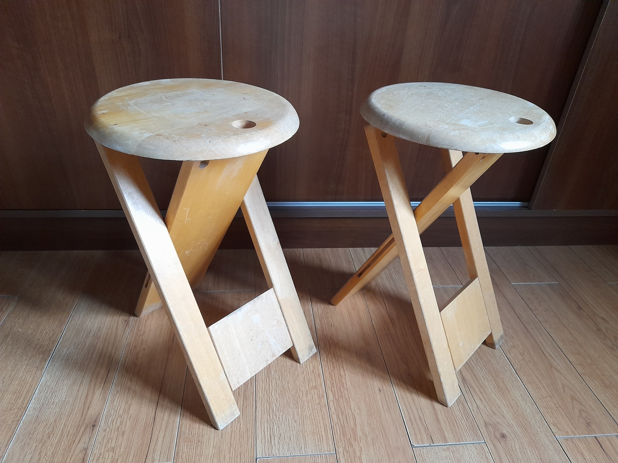 Bancos plegables, Suzy Stool, estilo Adrián Reed
