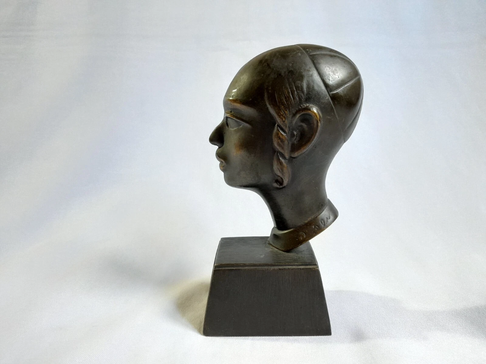 Figura de bronce, niño judío de David Klein.