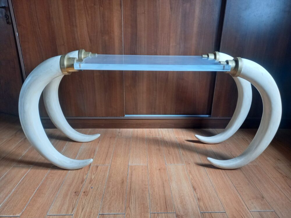 Mesa de diseño, estilo Karl Springer, de acrilico y falsos colmillos de elefante.