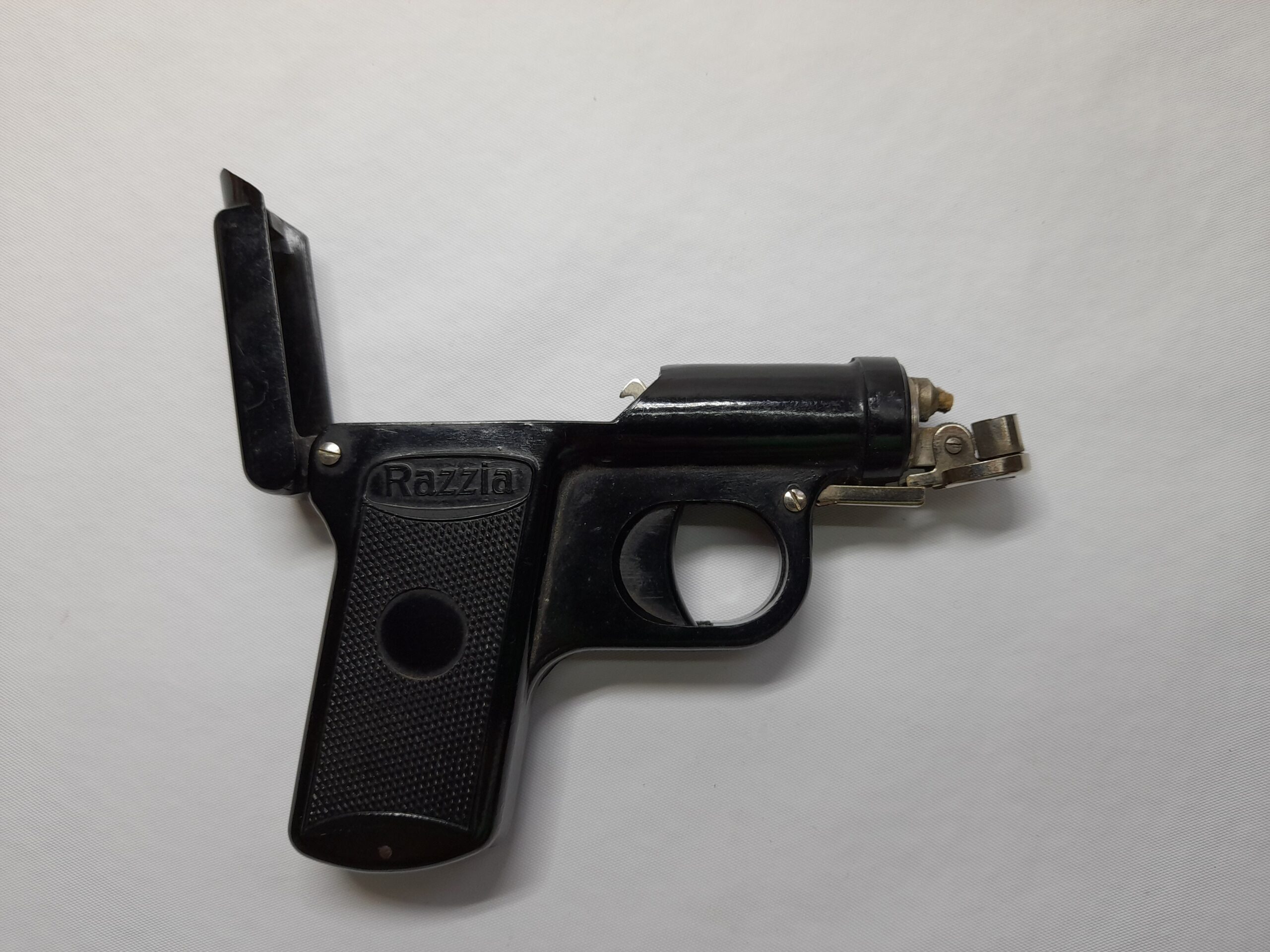 Cigarrera Con Encendedor En Forma De Pistola Razzia
