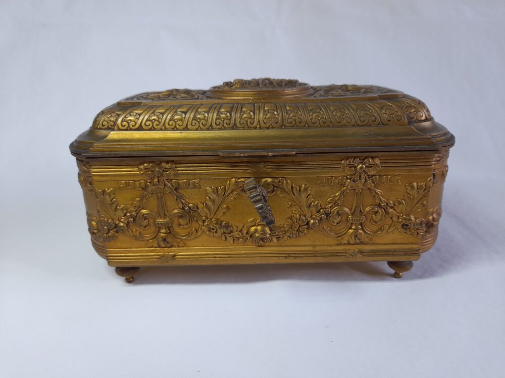 Antiguo Cofre de Bronce dorado