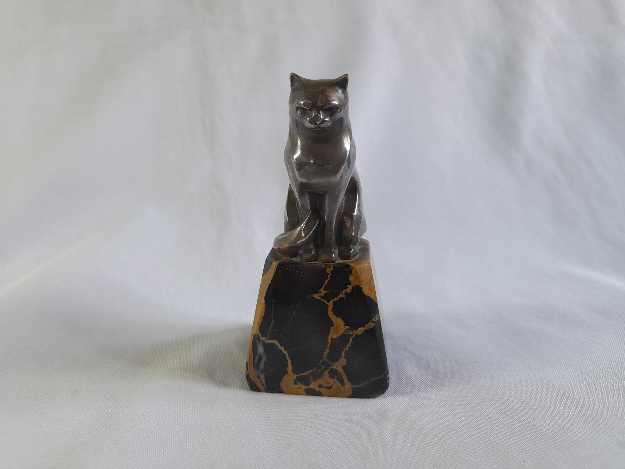 Figura art deco de bronce plateado con forma de gato