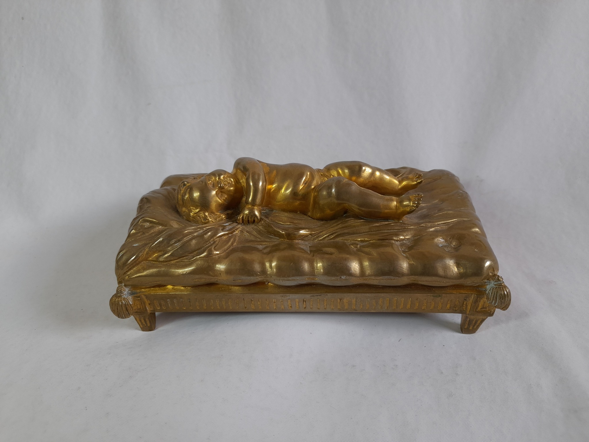 Escultura de bronce, Bebe durmiendo