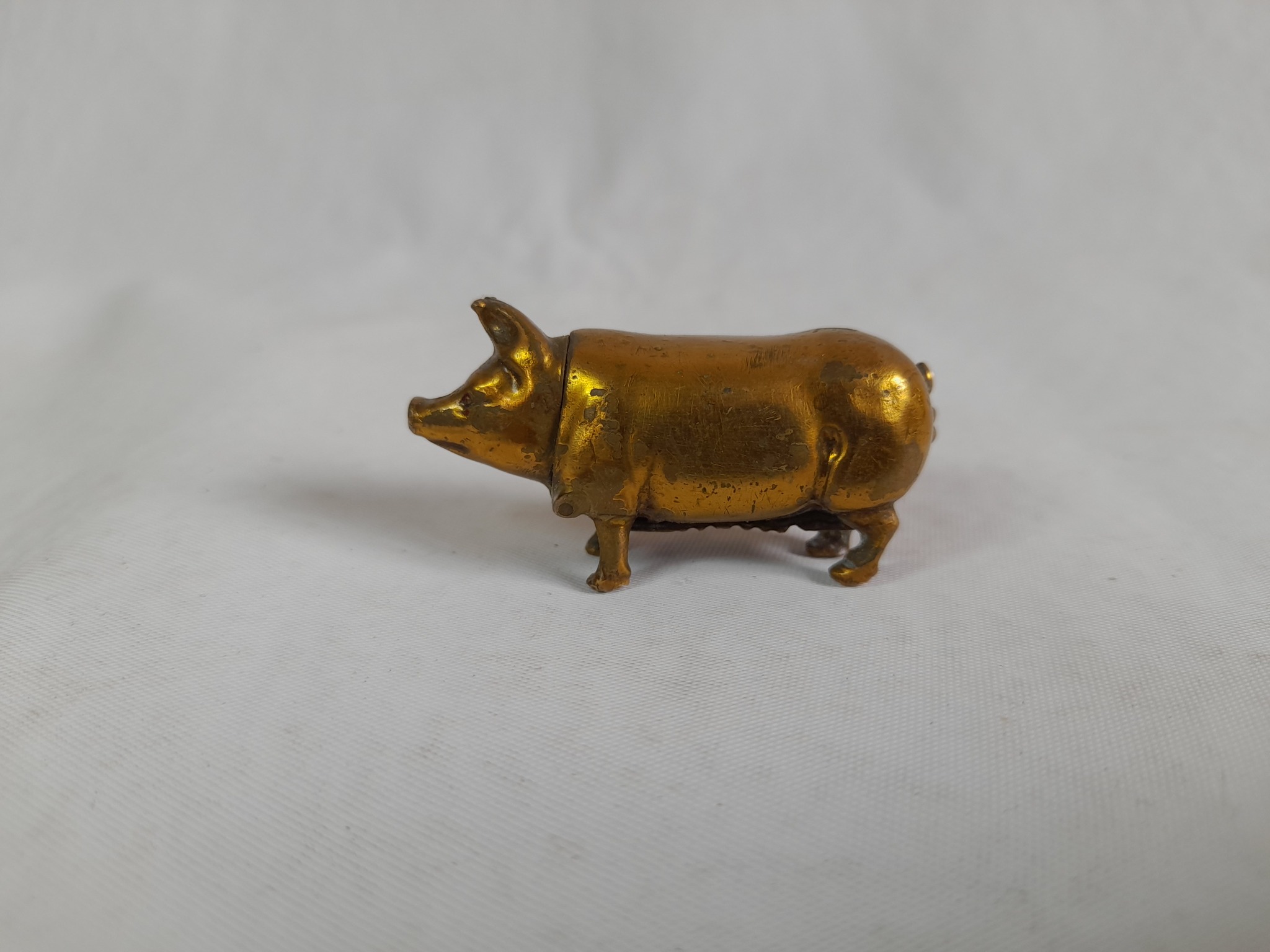 Fosforera de bronce con forma de cerdo