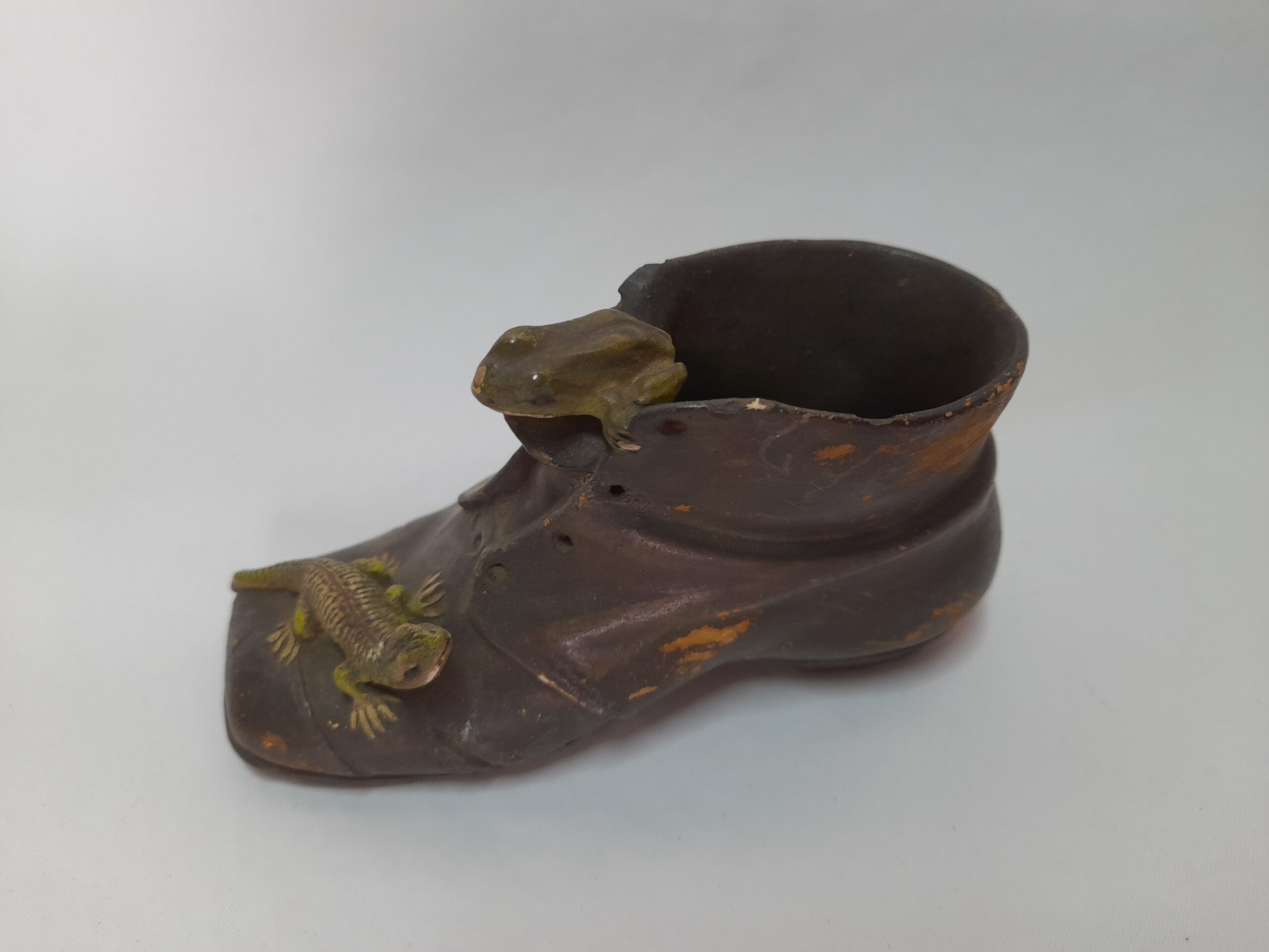 Antiguo zapato miniatura escultura terracota, lagarto y rana