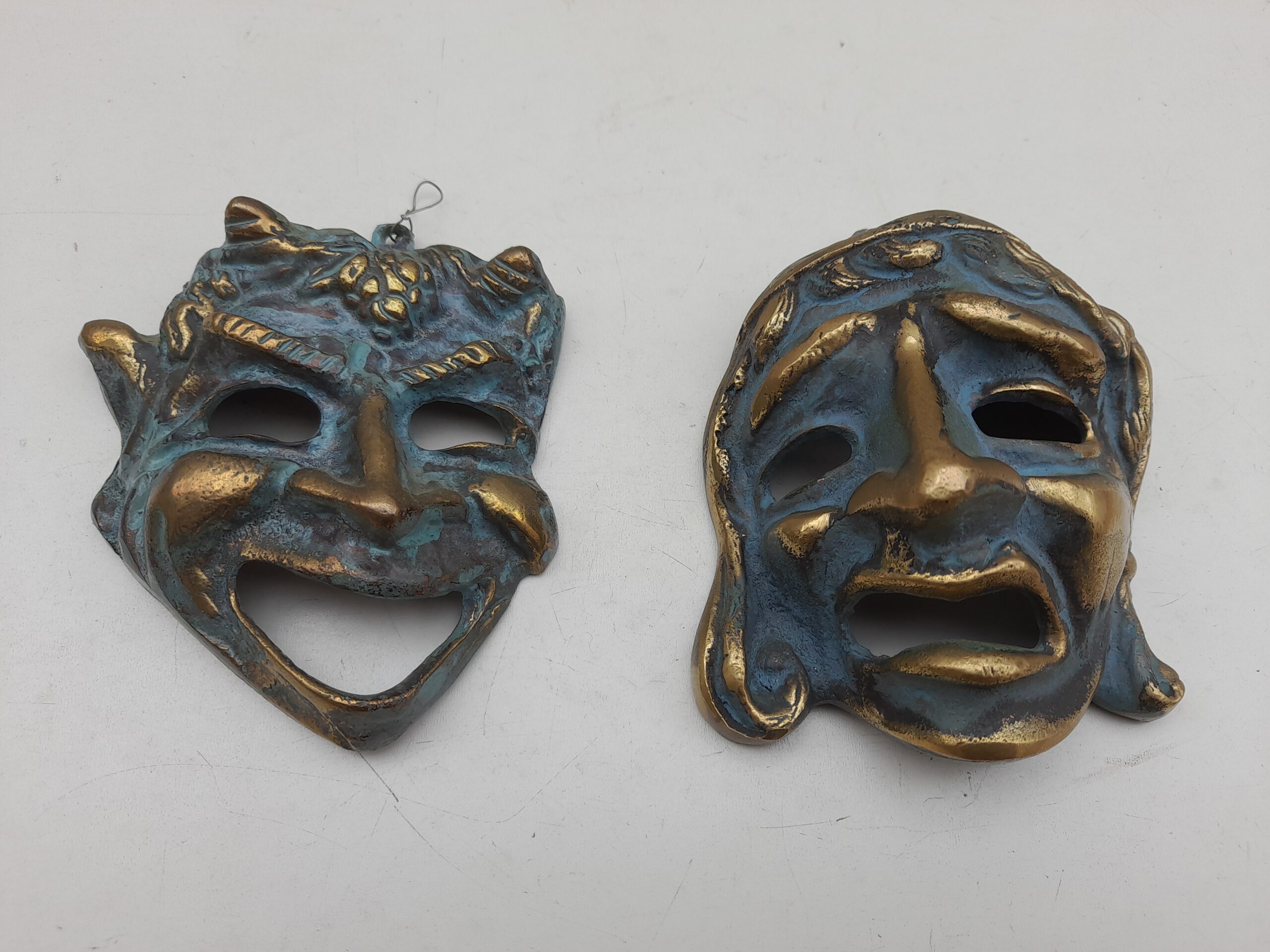 Máscaras de teatro en bronce, comedia y drama