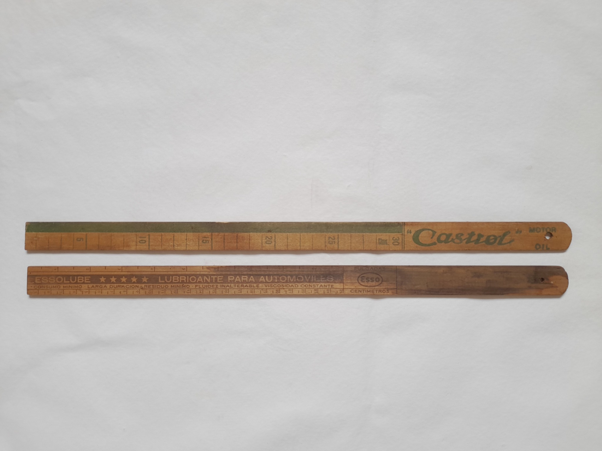 Antiguos medidores de combustible de madera, con publicidad de Esso y Castrol