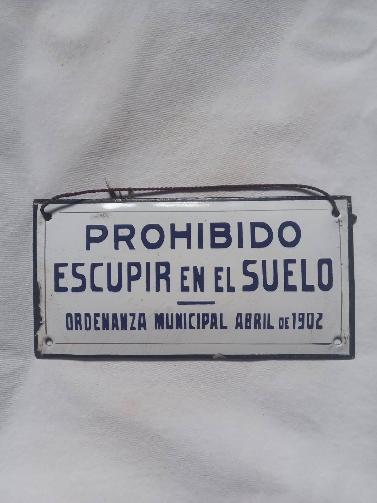 Cartel enlozado Prohibido escupir en el suelo