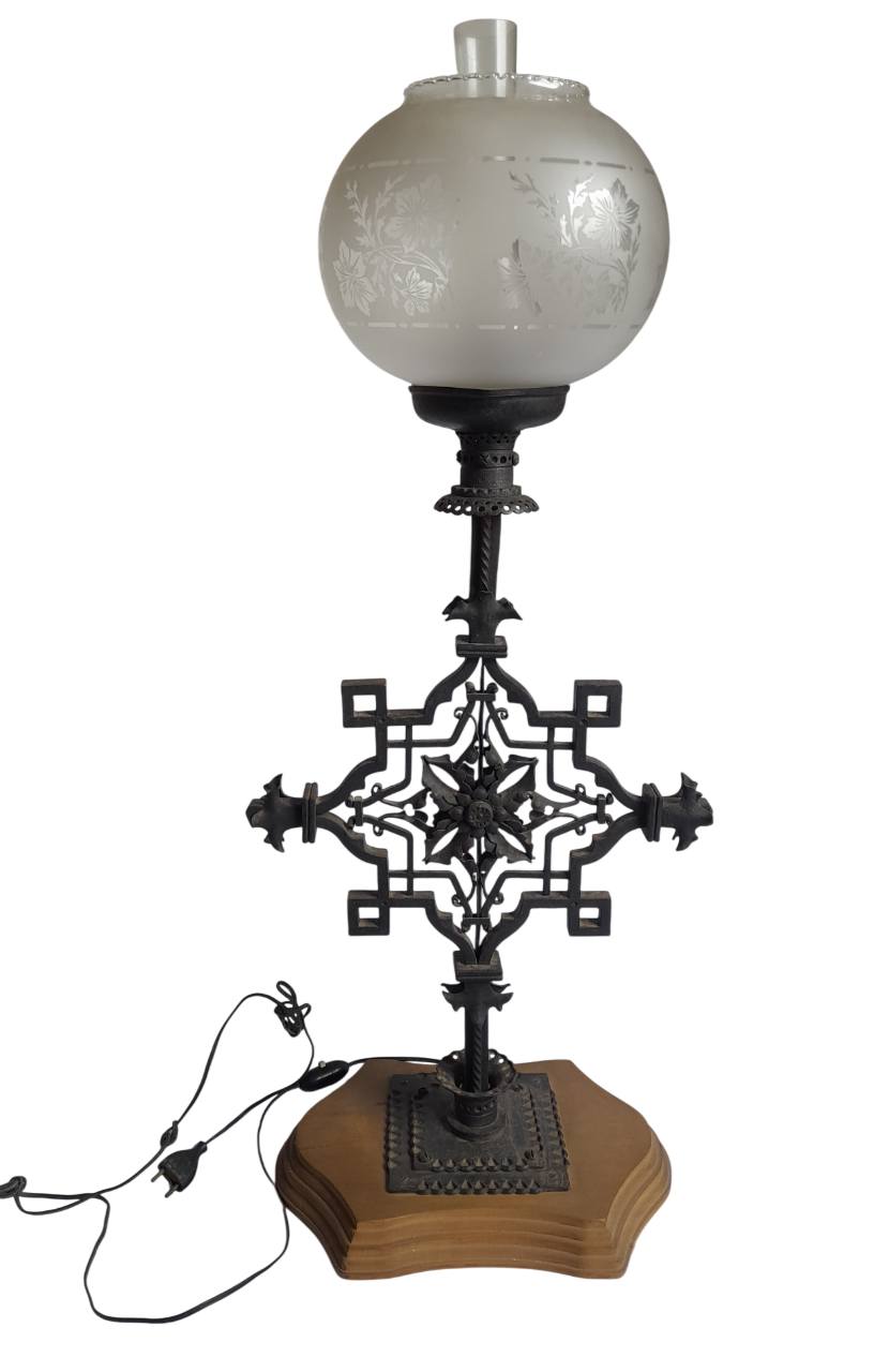 Lámpara de estilo, en hierro forjado, calado y cincelado.