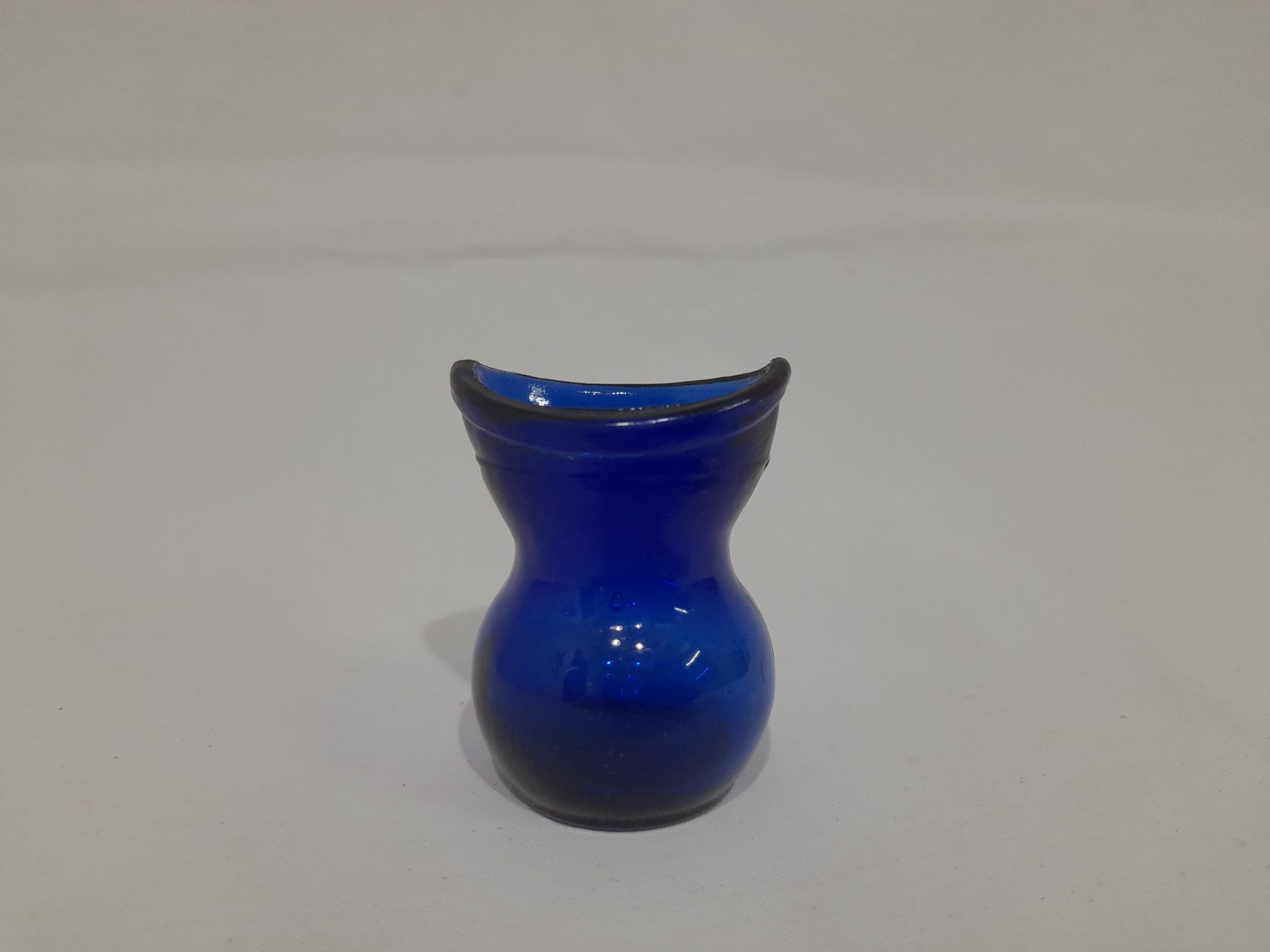 Lava ojos de vidrio azul