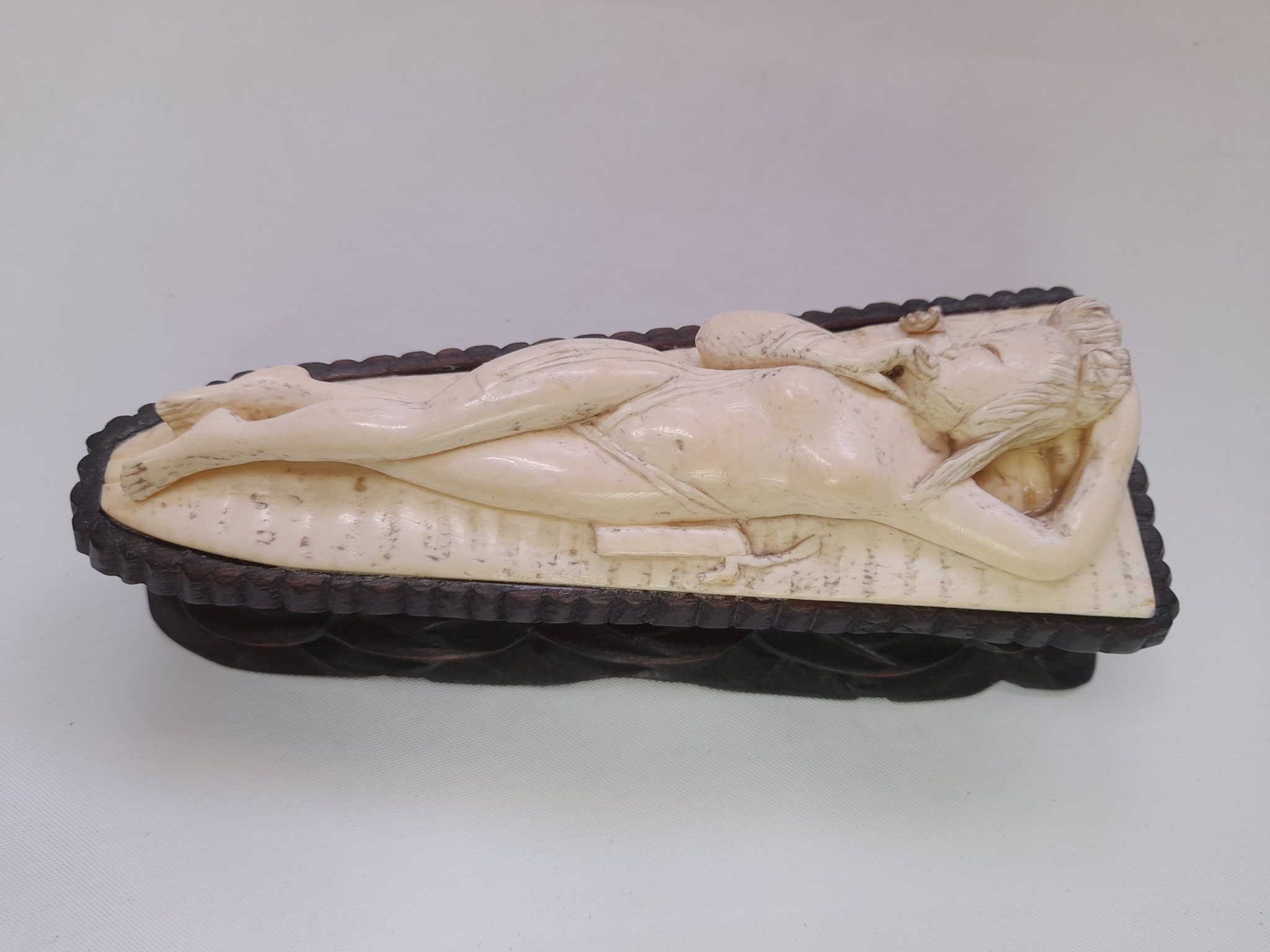 Dama de consultorio o mujer medica china en material noble