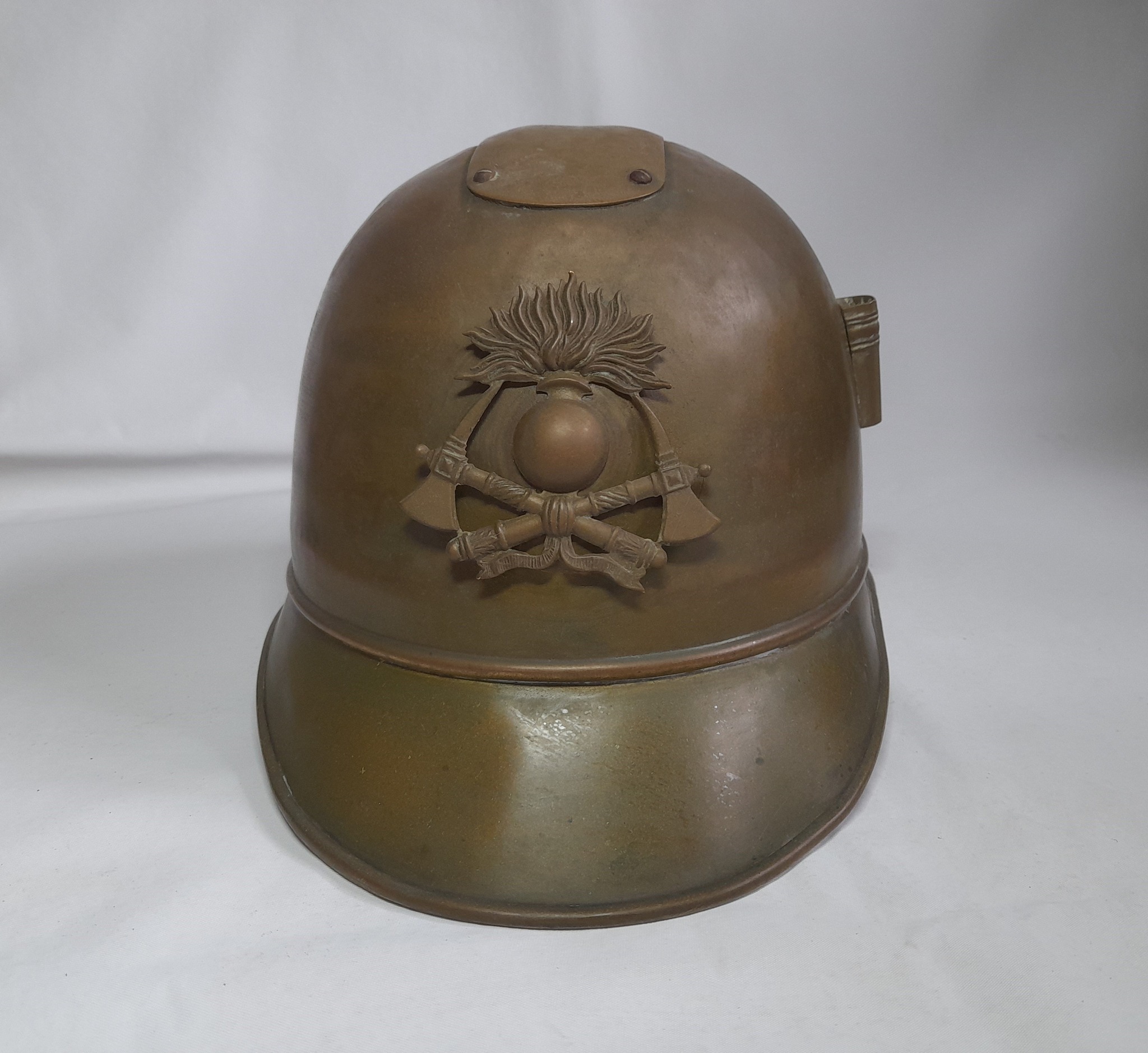 Casco de bomberos de bronce, con insignia
