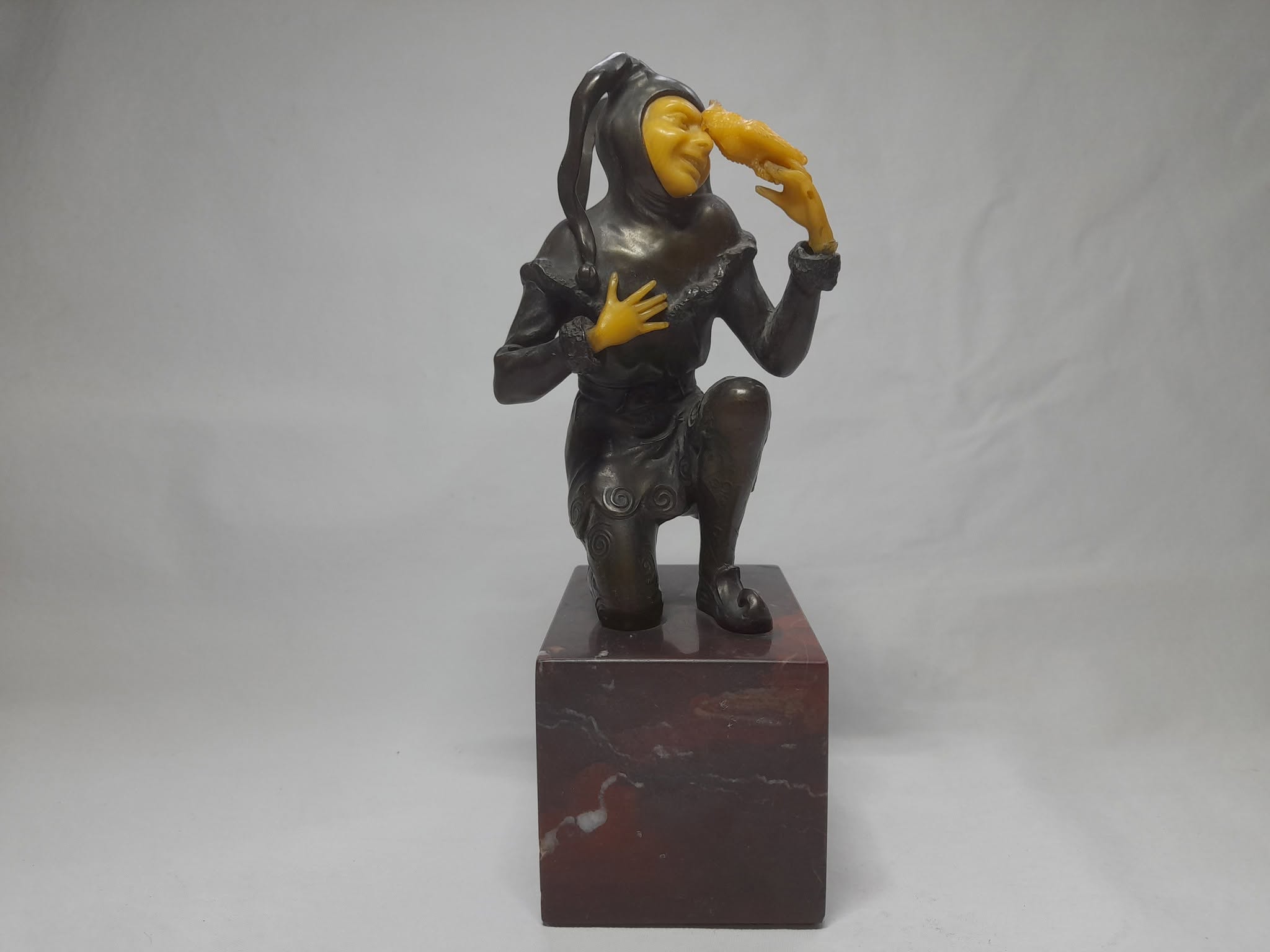 Figura de bronce y celuloide, art deco. Arlequin