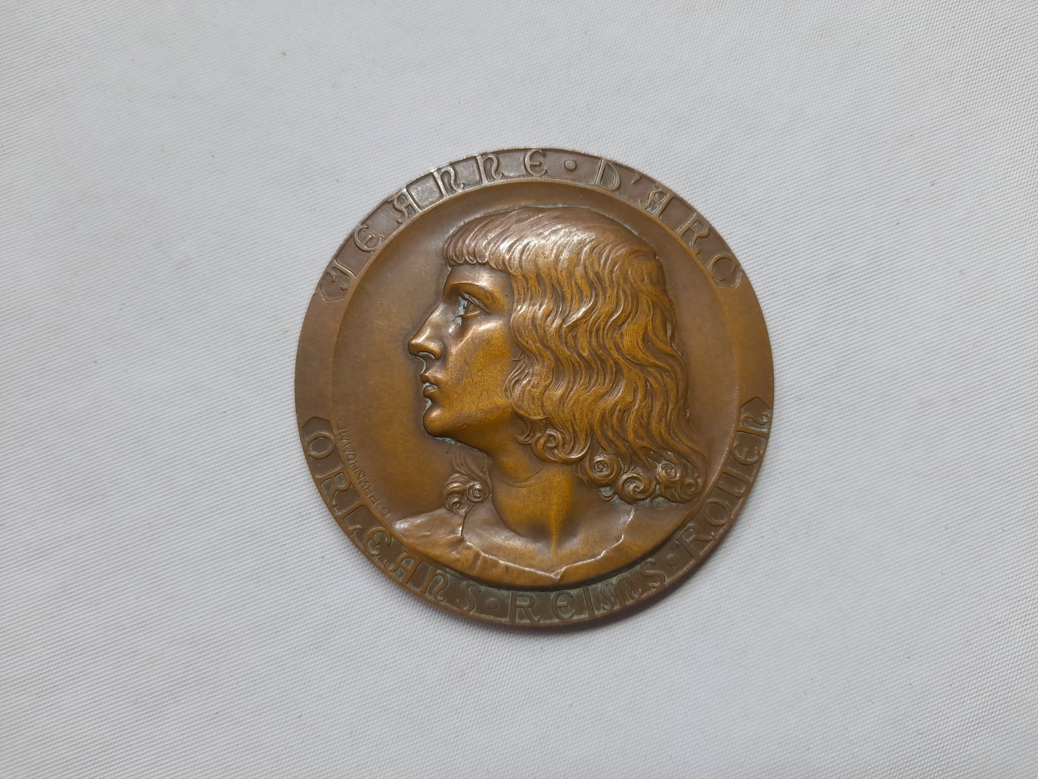 Medalla con imagen de Juana de Arco