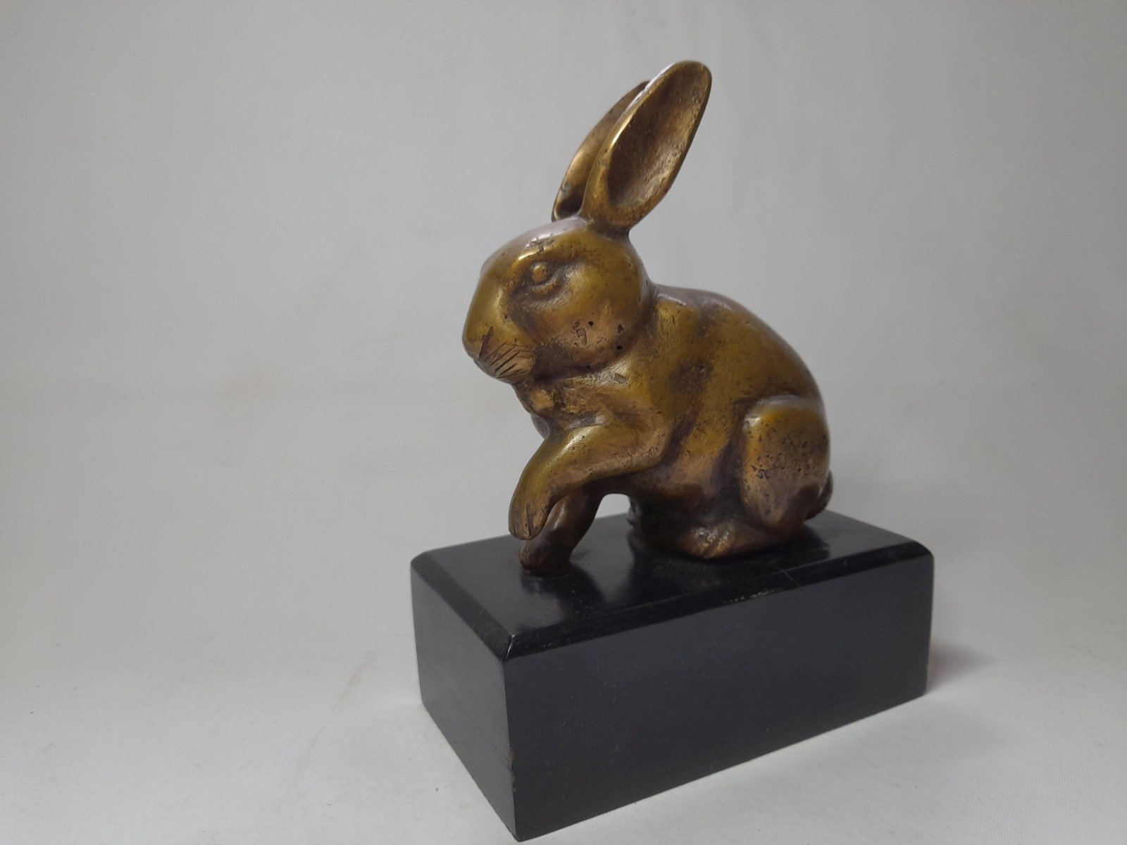 Figura de conejo de bronce, Eduard Marcel Sandoz